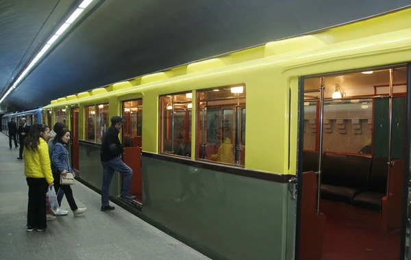 Bakı metrosunda retro vaqonlar nümayiş etdirilir - FOTO