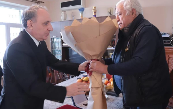 Kamran Əliyev İlyas İsmayılovla görüşüb, medal təqdim edib - FOTO