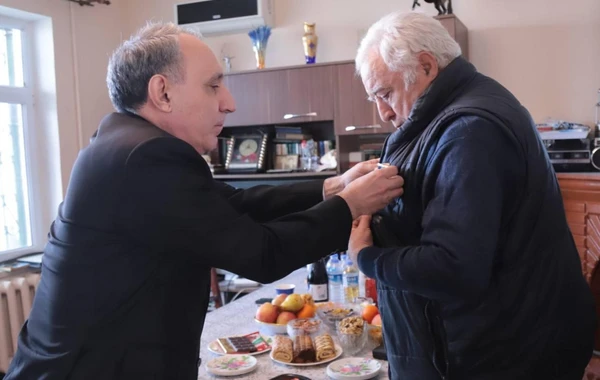 Kamran Əliyev İlyas İsmayılovla görüşüb, medal təqdim edib - FOTO