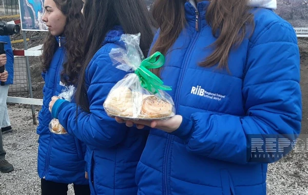 Участникам акции протеста на дороге Ханкенди-Лачын розданы праздничные гостинцы - ФОТО