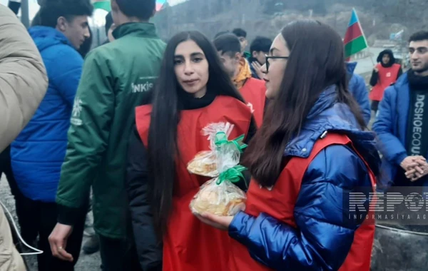 Участникам акции протеста на дороге Ханкенди-Лачын розданы праздничные гостинцы - ФОТО