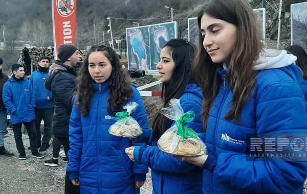 Участникам акции протеста на дороге Ханкенди-Лачын розданы праздничные гостинцы - ФОТО