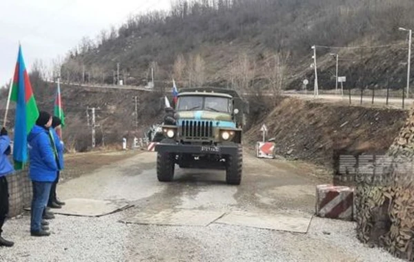 По дороге Ханкенди - Лачын беспрепятственно проехали 11 автомобилей миротворцев - ФОТО
