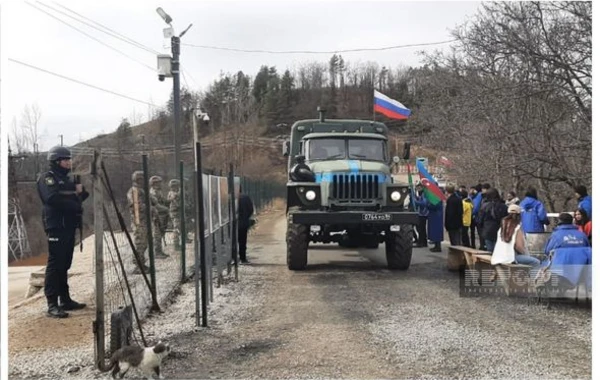 По дороге Ханкенди - Лачын беспрепятственно проехали 11 автомобилей миротворцев - ФОТО