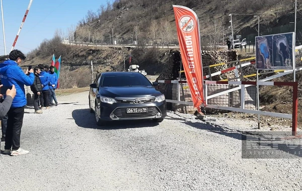 По дороге Ханкенди - Лачын беспрепятственно проехали автомобили МККК и миротворцев - ОБНОВЛЕНО + ФОТО