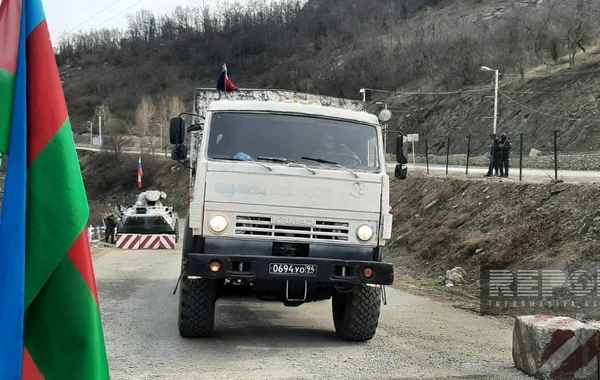 По дороге Ханкенди - Лачын беспрепятственно проехали автомобили российских миротворцев - ФОТО