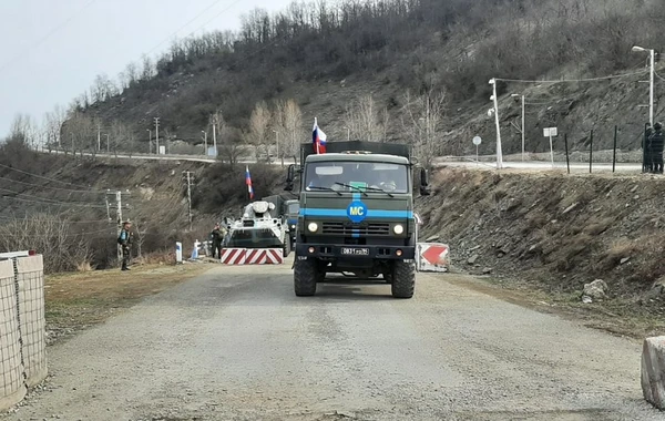 По дороге Ханкенди - Лачын беспрепятственно проехали автомобили российских миротворцев - ФОТО