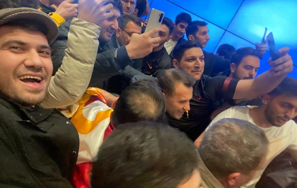 ФК "Галатасарай" прибыл в Баку для участия в матче против "Карабаха" - ВИДЕО