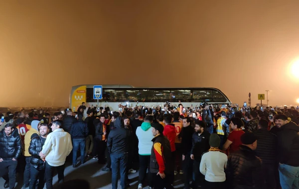 ФК "Галатасарай" прибыл в Баку для участия в матче против "Карабаха" - ВИДЕО
