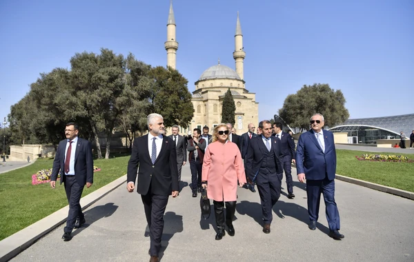 "Qalatasaray"ın prezidenti Şəhidlər xiyabanını ziyarət edib - FOTO