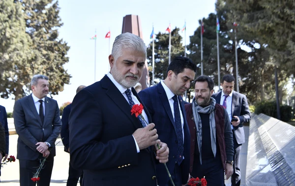 "Qalatasaray"ın prezidenti Şəhidlər xiyabanını ziyarət edib - FOTO