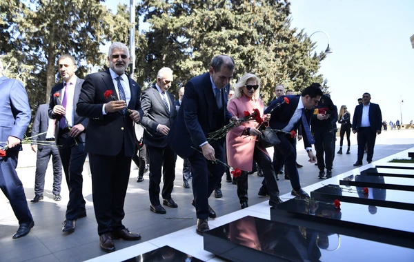 "Qalatasaray"ın prezidenti Şəhidlər xiyabanını ziyarət edib - FOTO