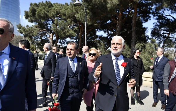 "Qalatasaray"ın prezidenti Şəhidlər xiyabanını ziyarət edib - FOTO