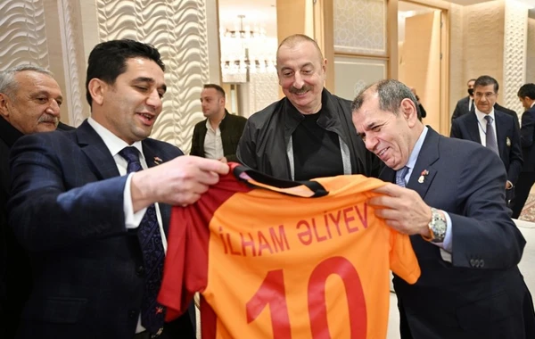 “Qalatasaray” futbol klubunun rəhbəri Prezident İlham Əliyevə xatirə hədiyyələri təqdim edib - FOTO