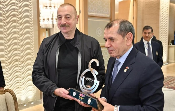 Президент "Галатасарая" вручил Ильхаму Алиеву форму с автографами игроков команды - ФОТО