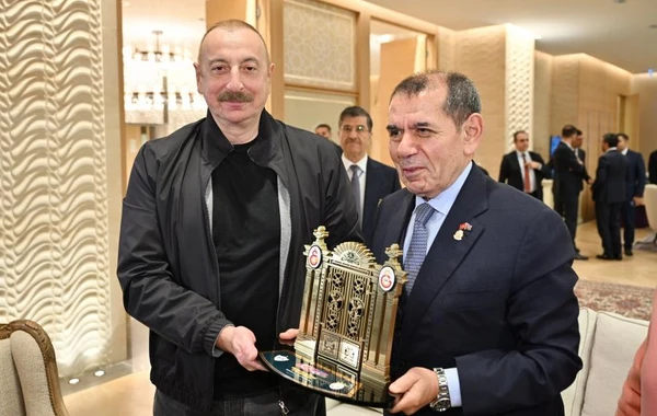Президент "Галатасарая" вручил Ильхаму Алиеву форму с автографами игроков команды - ФОТО