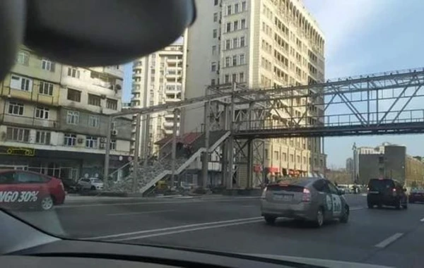Незаконно построенный пешеходный переход в Баку установят в другом месте - ОБНОВЛЕНО + ВИДЕО