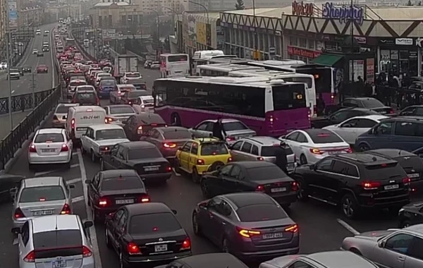 Bakıda avtobuslar 20 dəqiqə gecikir