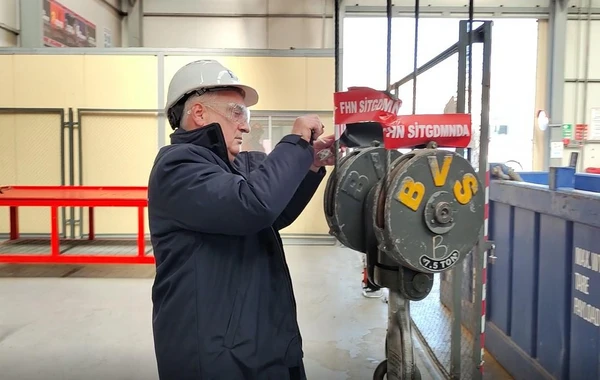 В Баку приостановлена эксплуатация представляющего угрозу крана - ВИДЕО