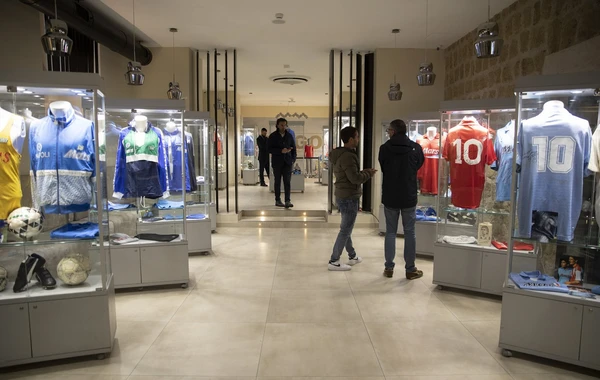 Əfsanəvi Maradonanın şəxsi əşyaları nümayiş olunur - FOTO