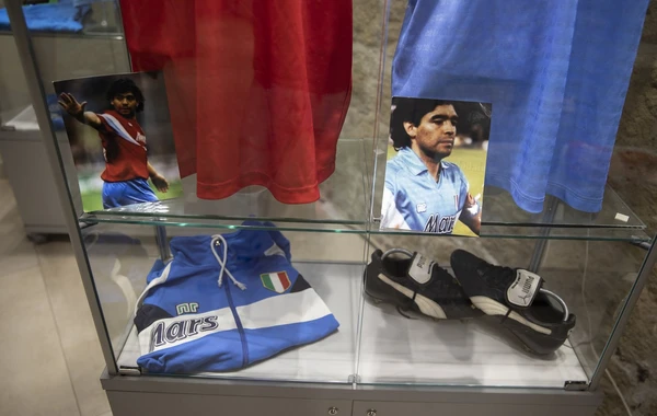 Əfsanəvi Maradonanın şəxsi əşyaları nümayiş olunur - FOTO