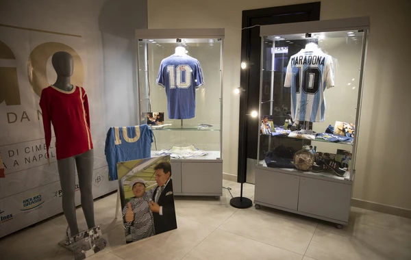 Əfsanəvi Maradonanın şəxsi əşyaları nümayiş olunur - FOTO