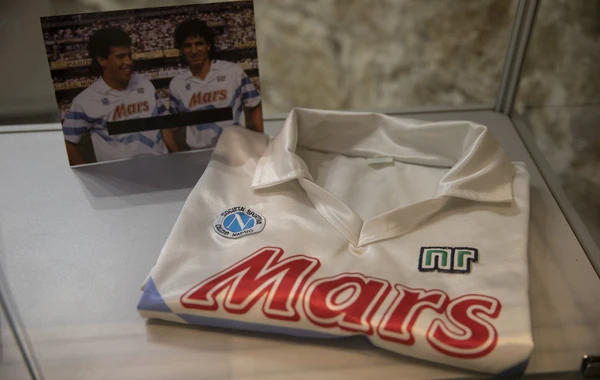 Əfsanəvi Maradonanın şəxsi əşyaları nümayiş olunur - FOTO
