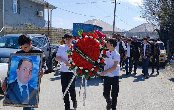 Faciəvi şəkildə ölən müəllimi şagirdləri yola saldı... - FOTO