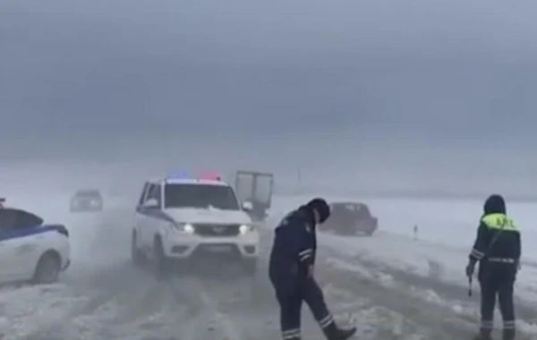 Rusiyada güclü qar - Yolda 40 kilometr uzanan tıxac yarandı - FOTO