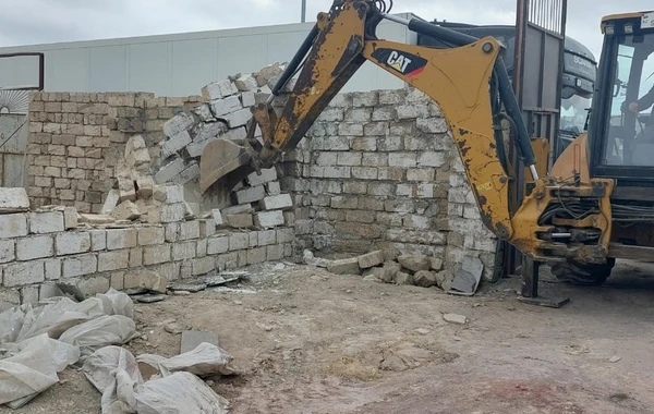 Fövqəladə Hallar Nazirliyi Bakıda qanunsuz tikilən obyektləri söküb - FOTO