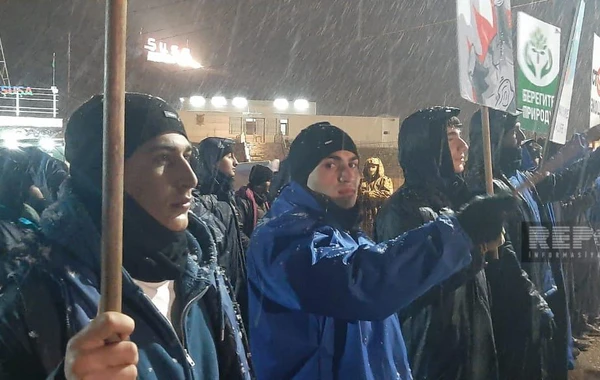 Несмотря на морозную погоду, экоакция на дороге Ханкенди-Лачын продолжается - ФОТО