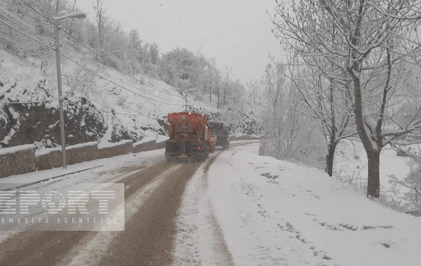 В Шуше выпал снег, дороги расчищают от снега - ФОТО