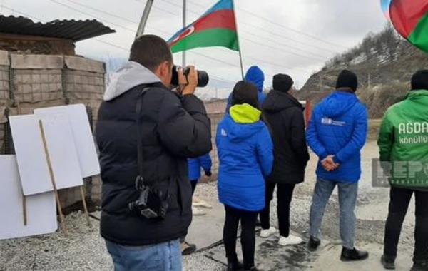 Xarici jurnalistlər Xankəndi-Laçın yolunun humanitar məqsədlər üçün açıq olduğuna şahidlik ediblər - FOTO