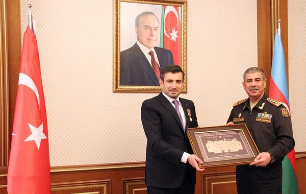 Zakir Həsənov Selçuk Bayraktarı medalla təltif edib - FOTO