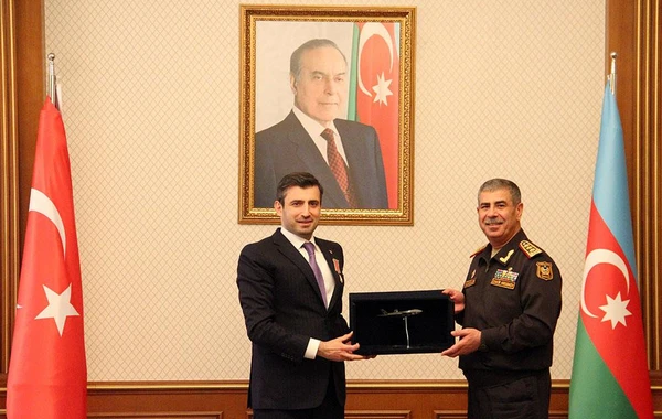 Zakir Həsənov Selçuk Bayraktarı medalla təltif edib - FOTO