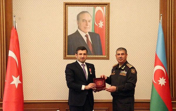 Zakir Həsənov Selçuk Bayraktarı medalla təltif edib - FOTO