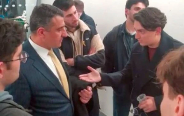 Ermənistan səfiri Londondakı gənclərimizin sərt etirazı ilə qarşılaşıb - FOTO
