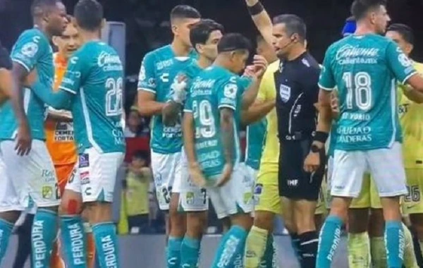 Meksikada hakim futbolçunu vurdu - VİDEO
