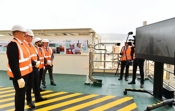 İlham Əliyev yeni platformanın üst modullarının dənizə rəmzi yola salınması mərasimində - YENİLƏNİB - FOTO