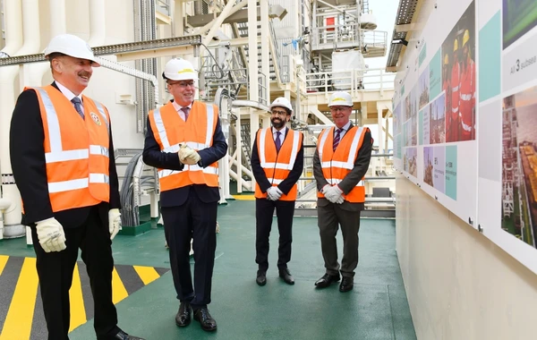 İlham Əliyev yeni platformanın üst modullarının dənizə rəmzi yola salınması mərasimində - YENİLƏNİB - FOTO