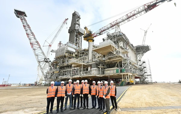 İlham Əliyev yeni platformanın üst modullarının dənizə rəmzi yola salınması mərasimində - YENİLƏNİB - FOTO