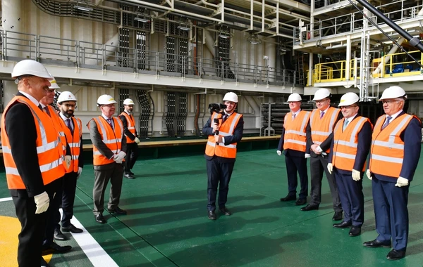 İlham Əliyev yeni platformanın üst modullarının dənizə rəmzi yola salınması mərasimində - YENİLƏNİB - FOTO