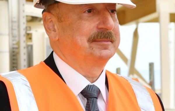 İlham Əliyev yeni platformanın üst modullarının dənizə rəmzi yola salınması mərasimində - YENİLƏNİB - FOTO