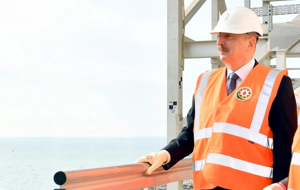 İlham Əliyev yeni platformanın üst modullarının dənizə rəmzi yola salınması mərasimində - YENİLƏNİB - FOTO