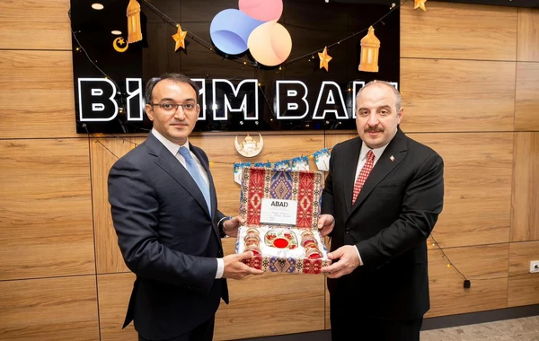 Türkiyənin sənaye və texnologiya naziri “ASAN xidmət”də - FOTO