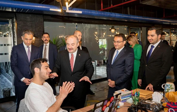 Türkiyənin sənaye və texnologiya naziri “ASAN xidmət”də - FOTO