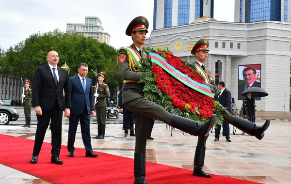 İlham Əliyev Düşənbədə İsmoili Somoni abidəsini ziyarət edib - FOTO