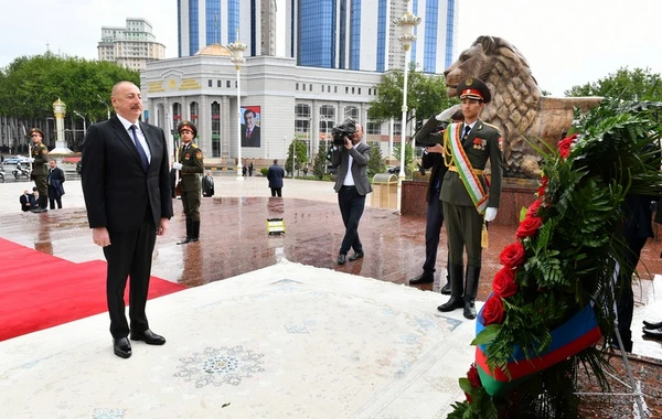 İlham Əliyev Düşənbədə İsmoili Somoni abidəsini ziyarət edib - FOTO