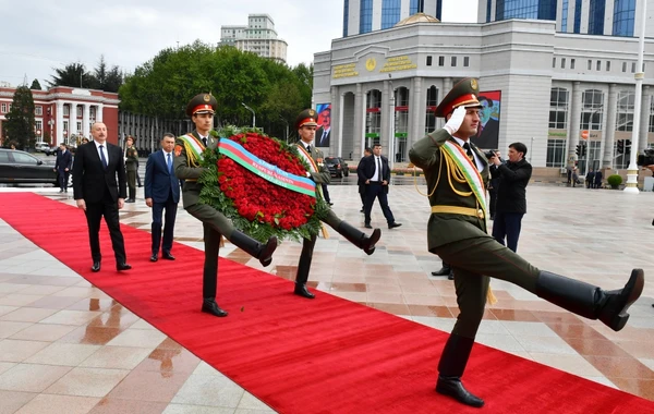 Ильхам Алиев посетил памятник Исмоили Сомони в Душанбе - ФОТО