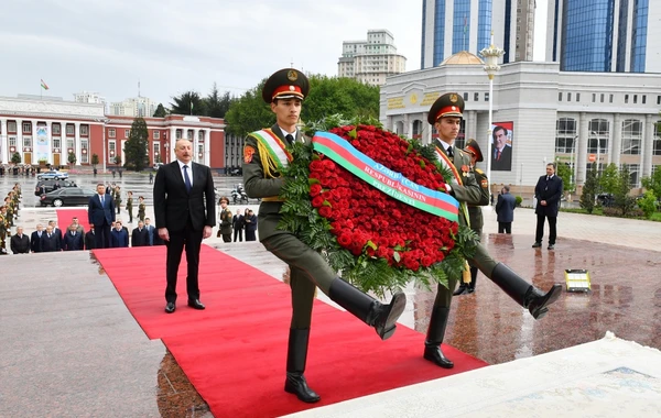 Ильхам Алиев посетил памятник Исмоили Сомони в Душанбе - ФОТО